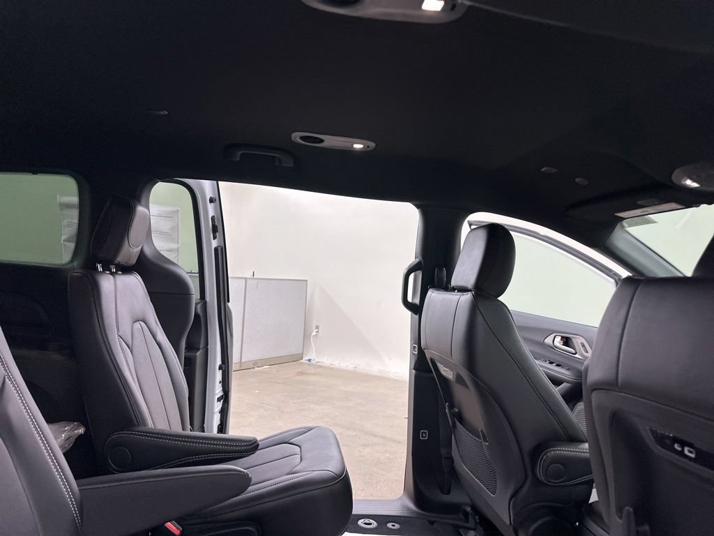 New 2027 Chrysler Pacifica Select FWD image 24