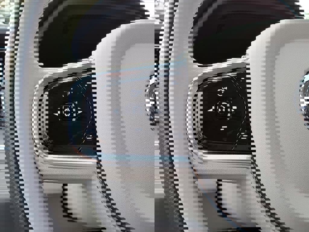 Certified 2023 Volvo XC60 B5 Plus w/ Climate Package image 27