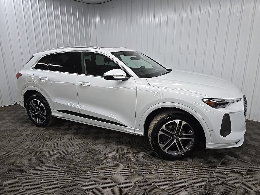 Used 2025 Audi Q5 Premium w/ Convenience Package