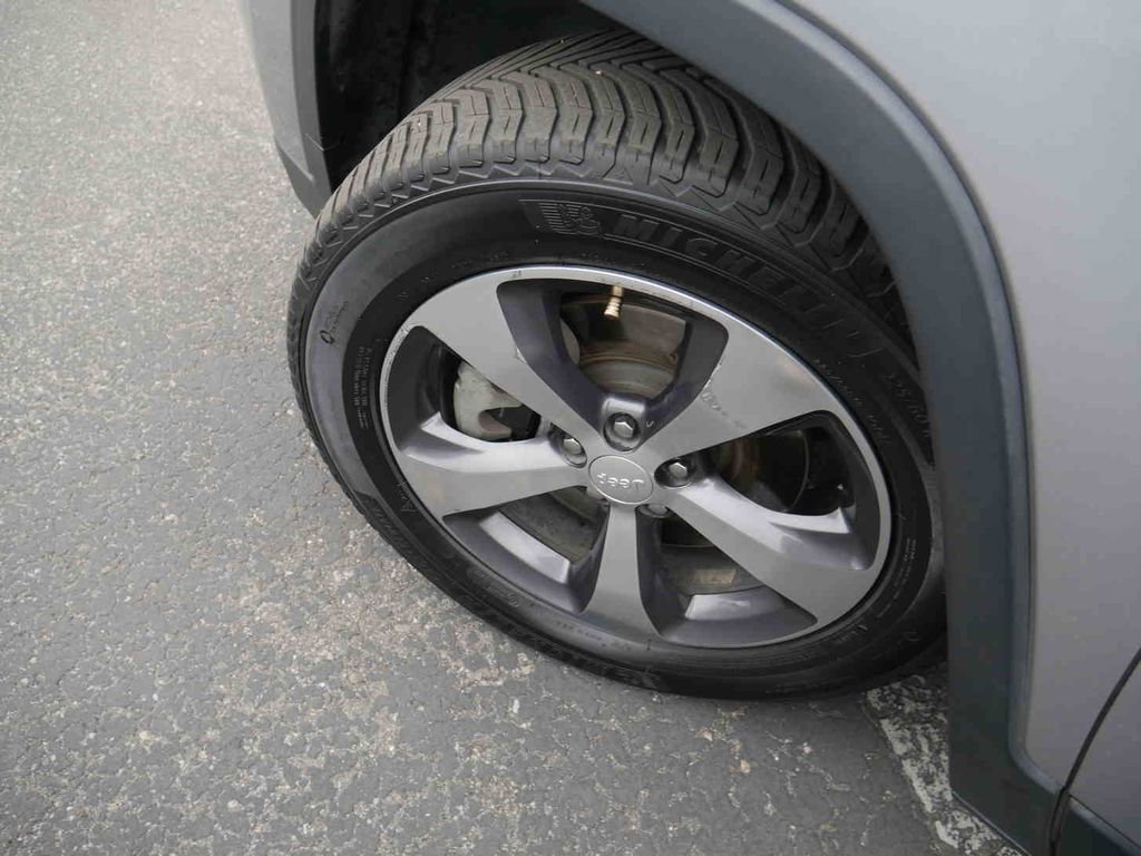 Used 2019 Jeep Cherokee Limited image 11