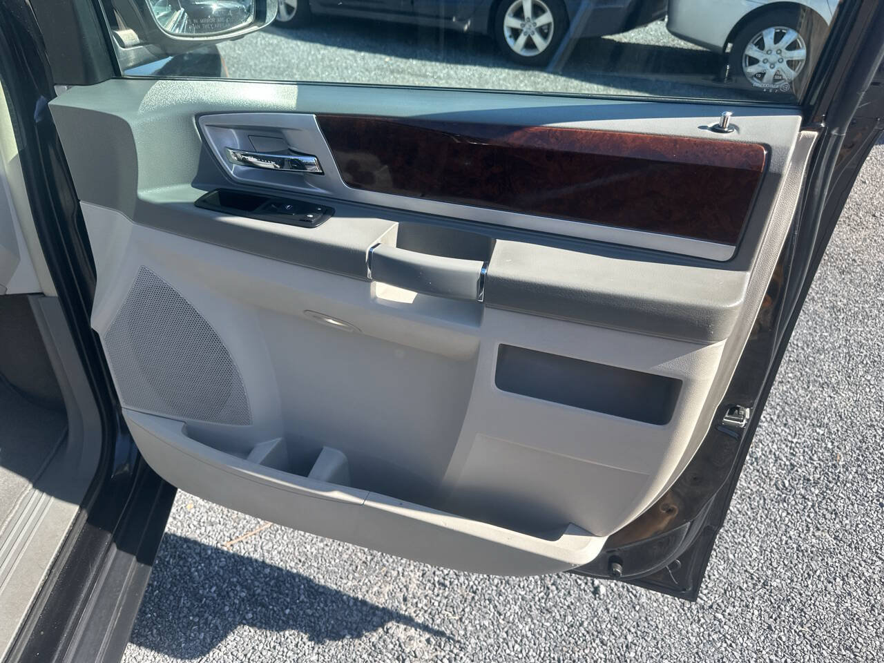 Used 2010 Chrysler Town & Country Touring FWD image 9