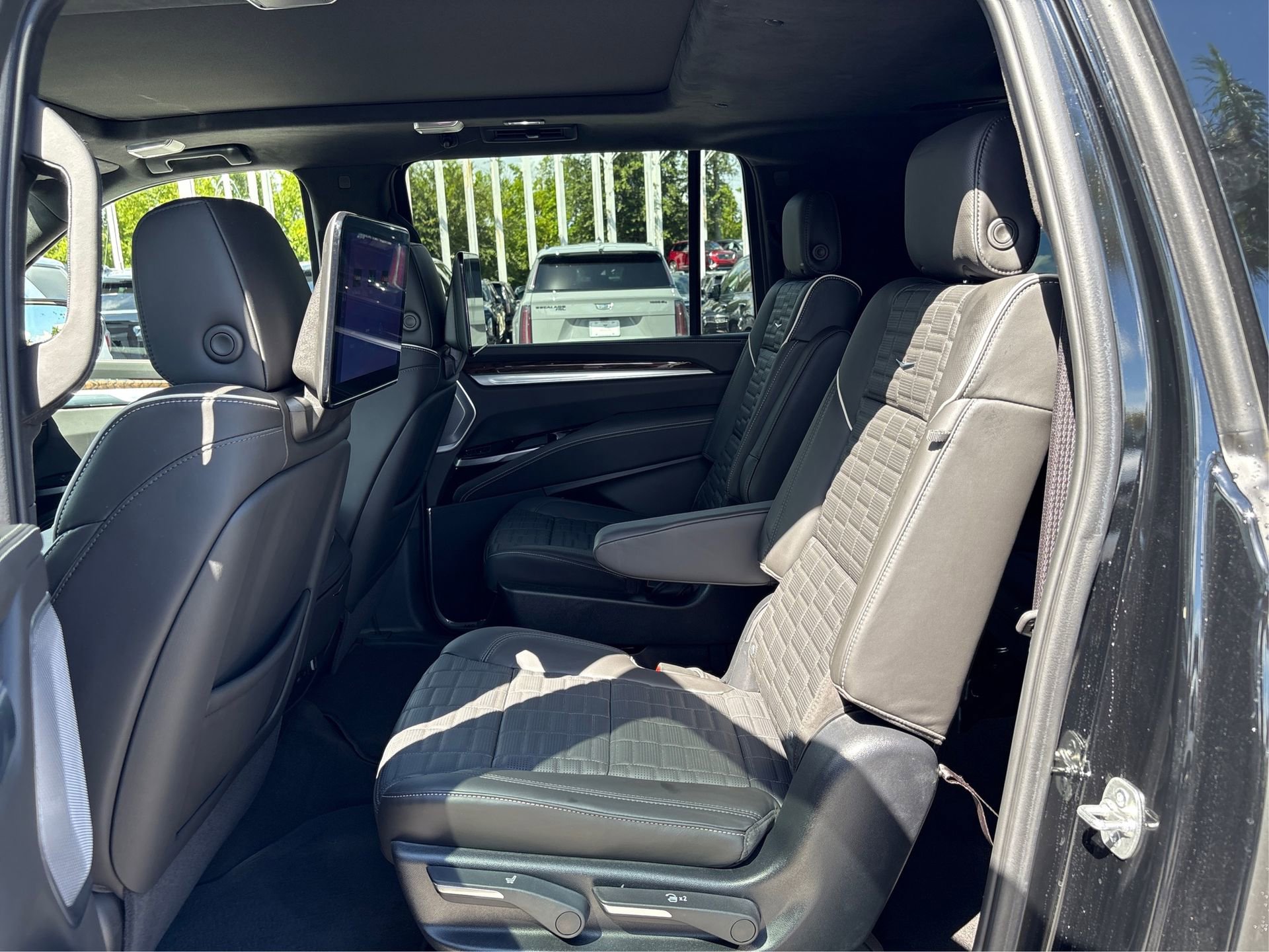 New 2025 Cadillac Escalade ESV Sport Platinum image 10