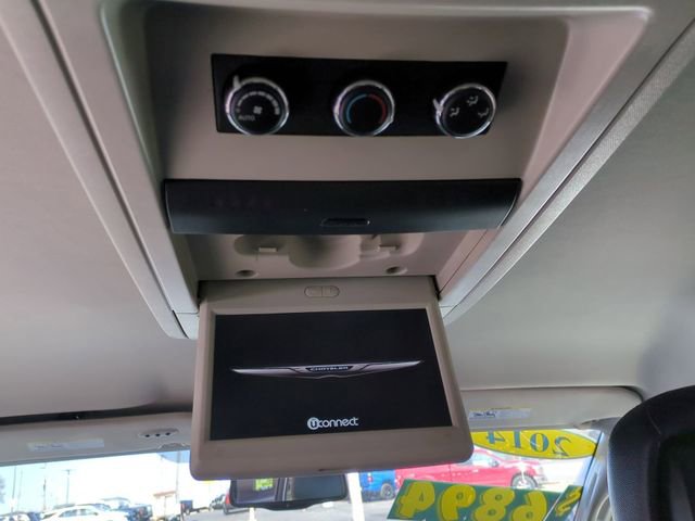 Used 2014 Chrysler Town & Country Touring-L w/ Driver Convenience Group image 21