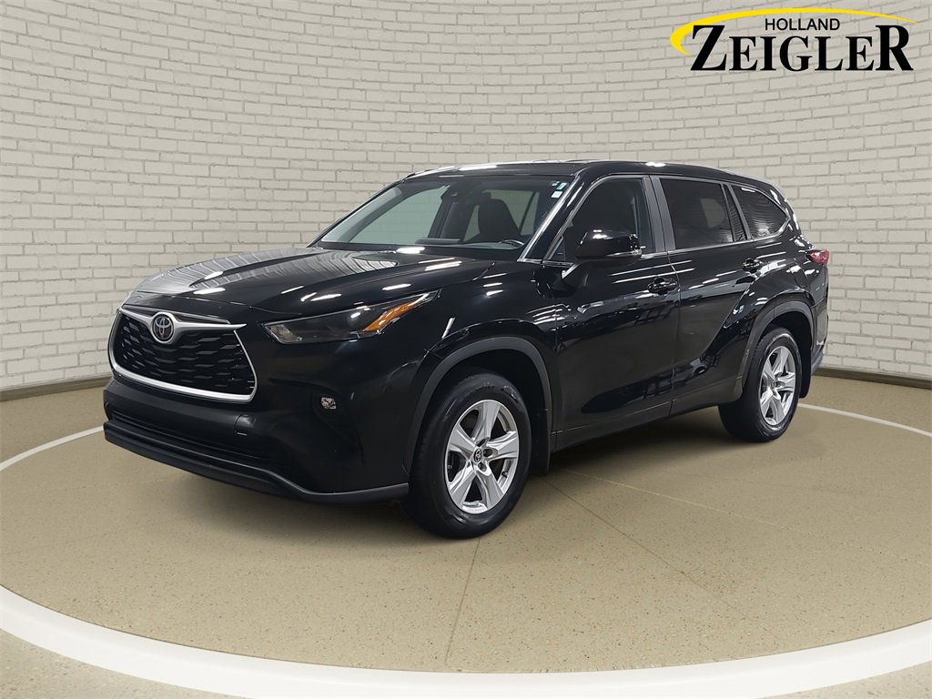 Used 2023 Toyota Highlander LE image 1