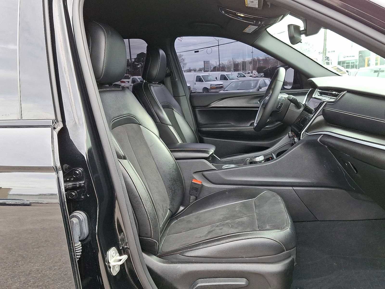 Used 2024 Jeep Grand Cherokee Altitude image 32