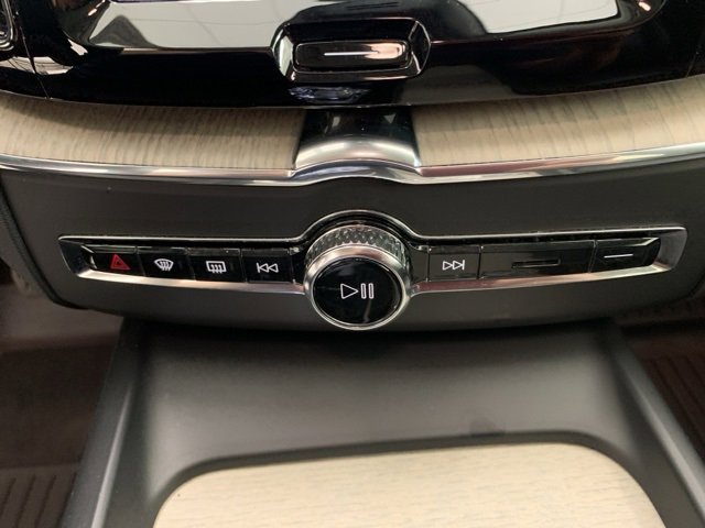 Certified 2022 Volvo XC60 B5 Inscription w/ Climate Package image 15