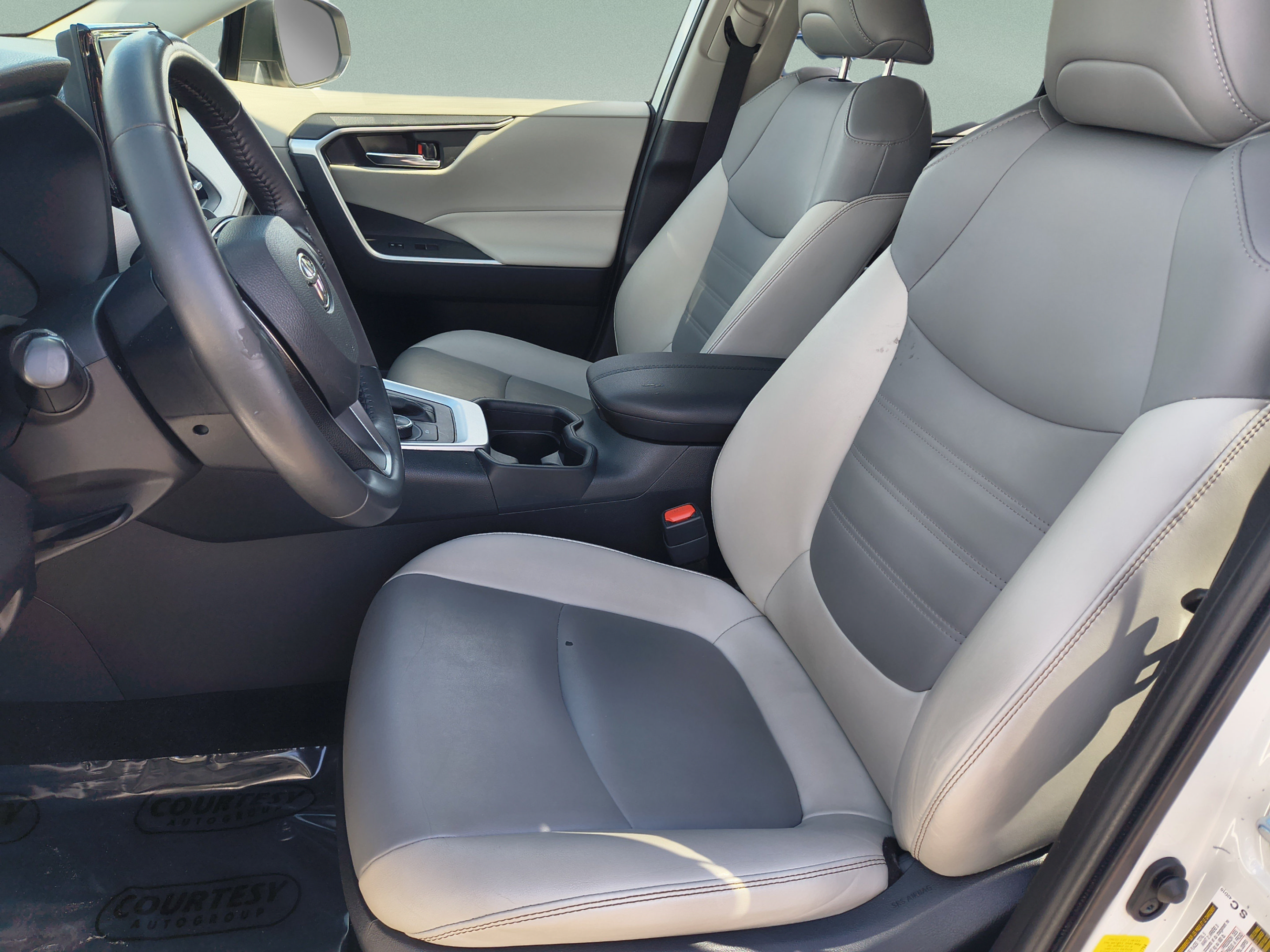 Used 2021 Toyota RAV4 XLE Premium AWD/4WD image 18