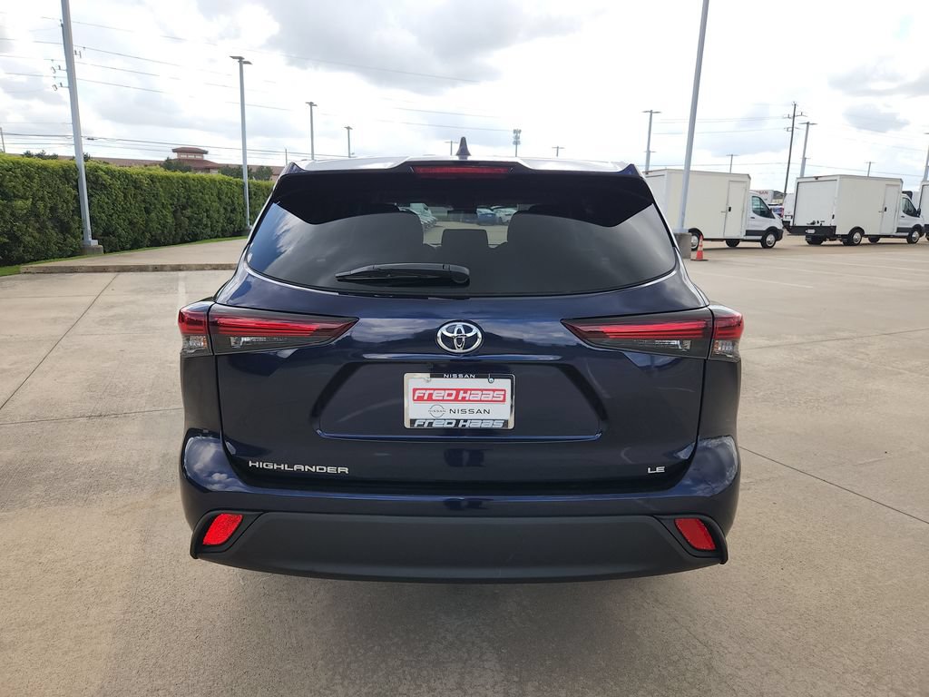 Used 2025 Toyota Highlander LE FWD image 6