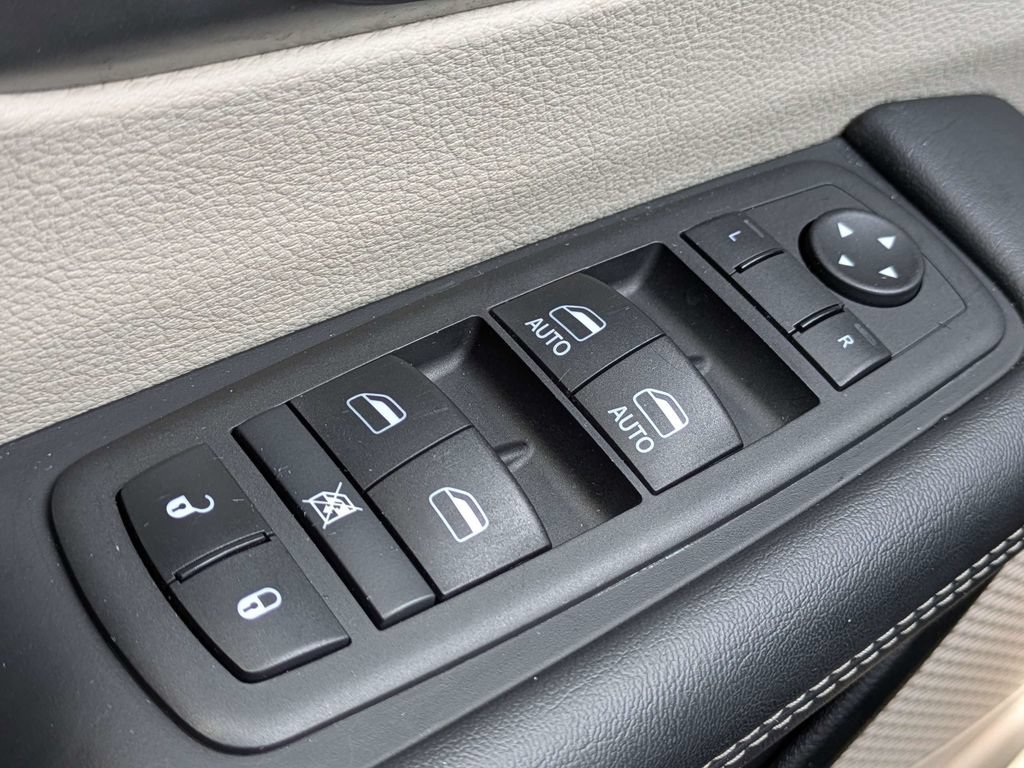Used 2024 Chrysler Pacifica Touring-L FWD image 25