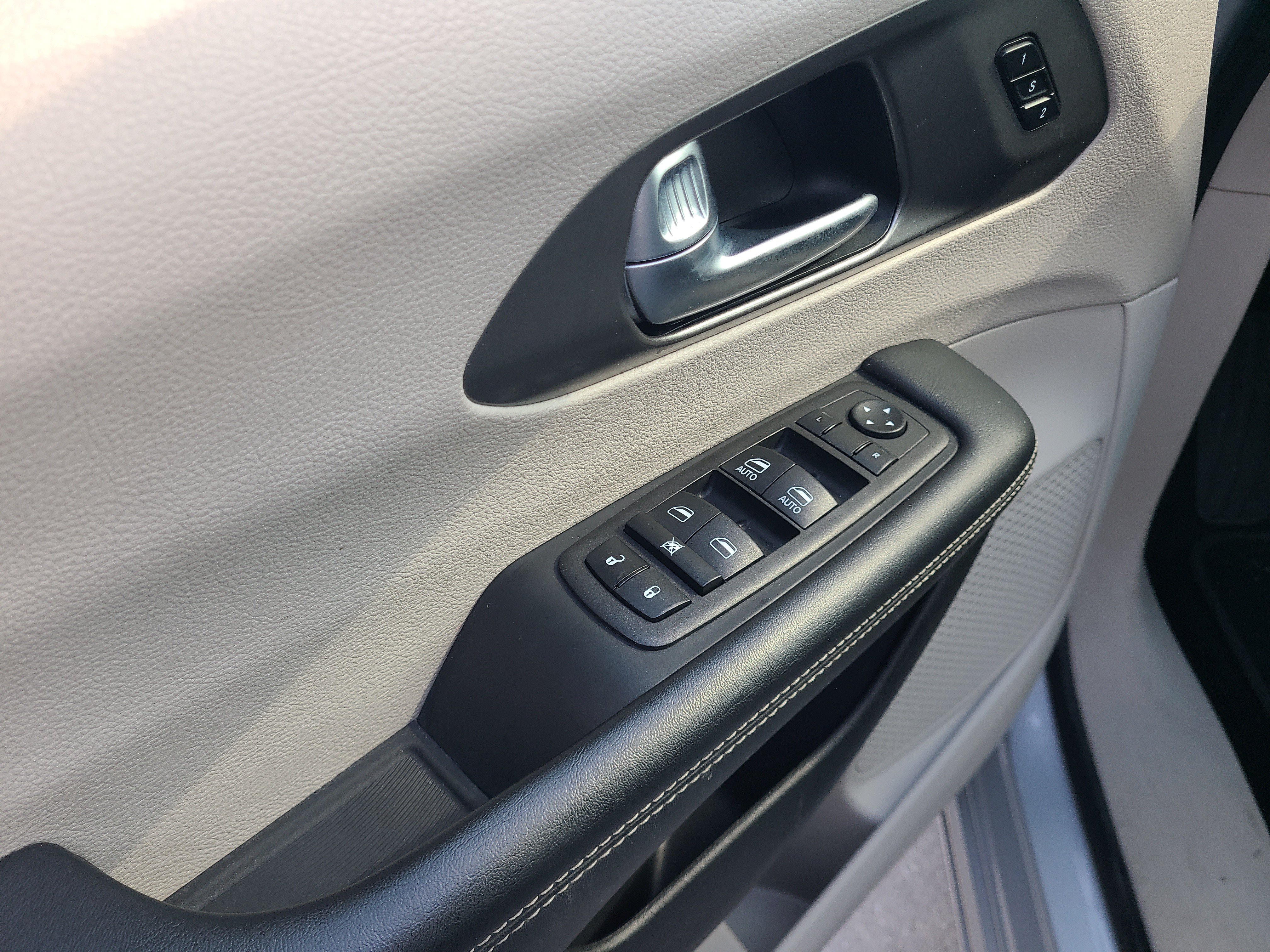 Used 2023 Chrysler Pacifica Touring-L FWD image 15