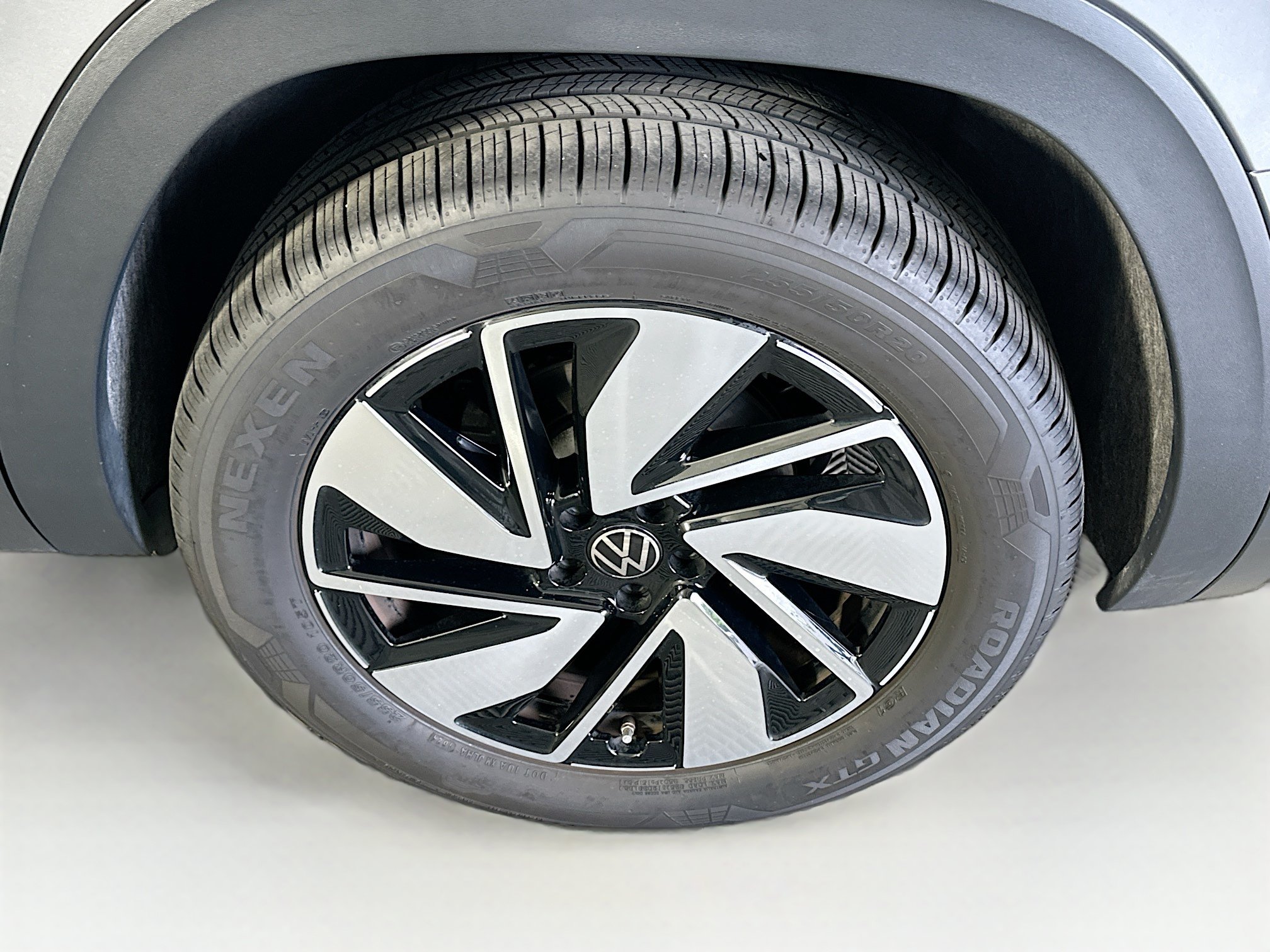 Used 2025 Volkswagen Atlas SE FWD image 11