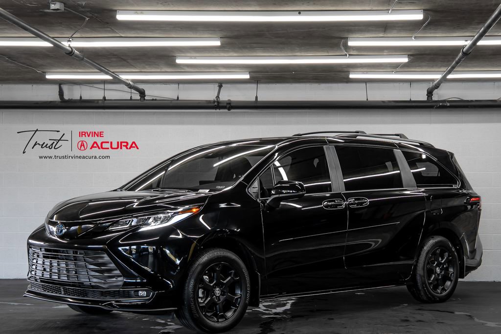 Used 2025 Toyota Sienna XLE Woodland Edition image 1