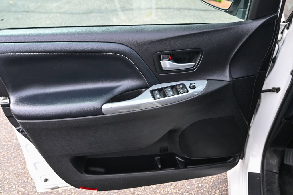 Used 2017 Toyota Sienna SE FWD image 20