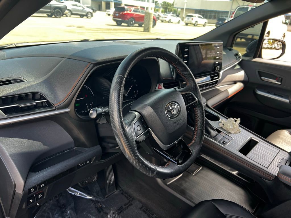 Used 2022 Toyota Sienna XSE image 47