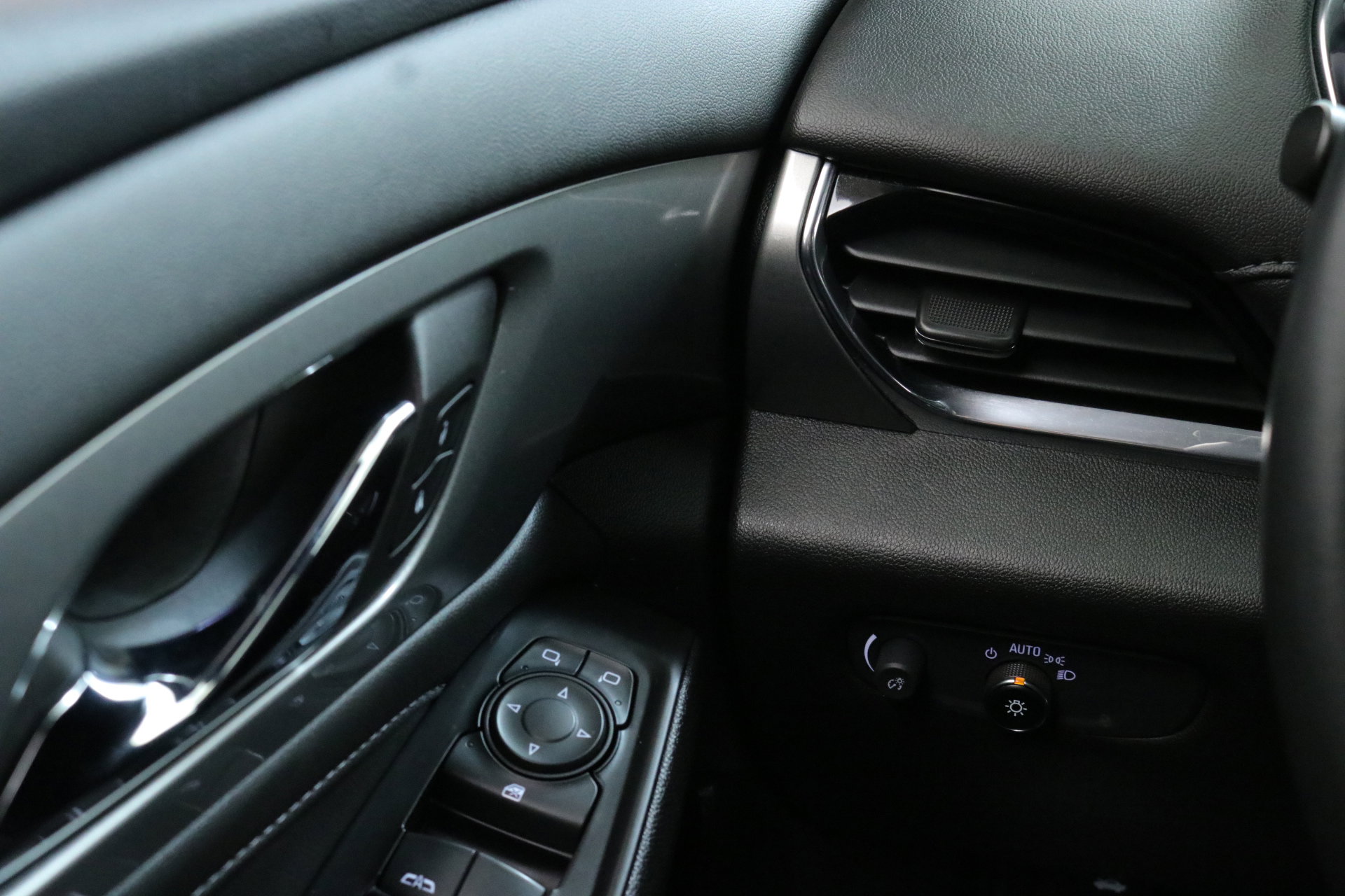 Used 2023 Chevrolet Traverse LT w/ LPO, Floor Liner Package image 15