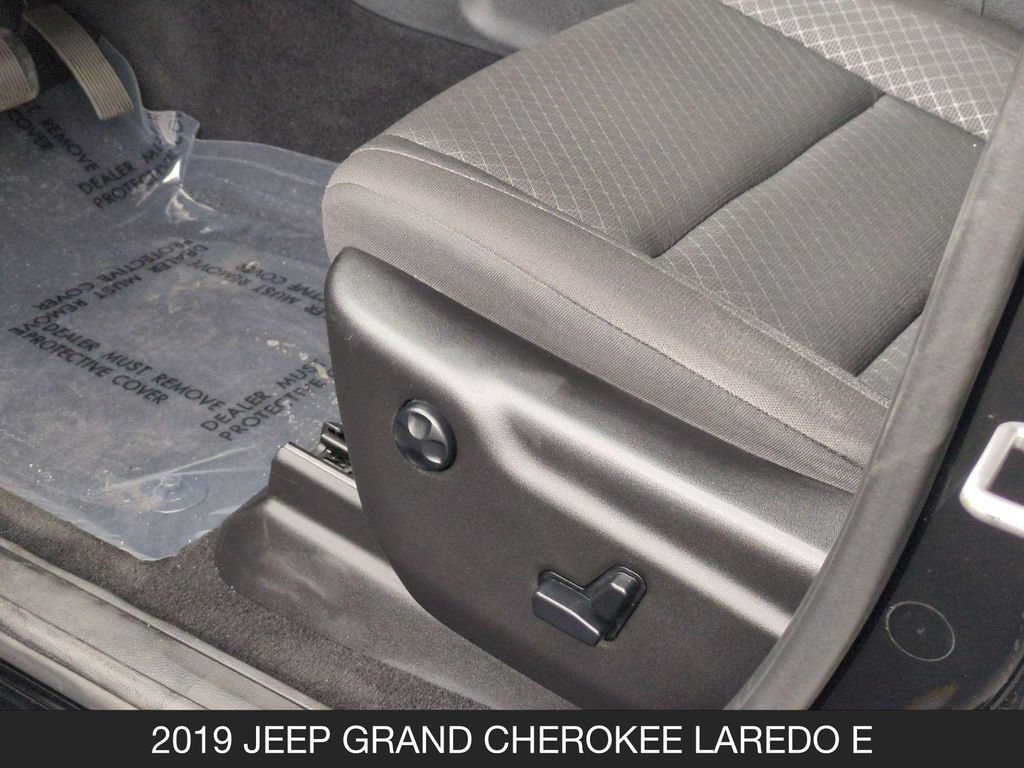 Used 2019 Jeep Grand Cherokee Laredo RWD image 15