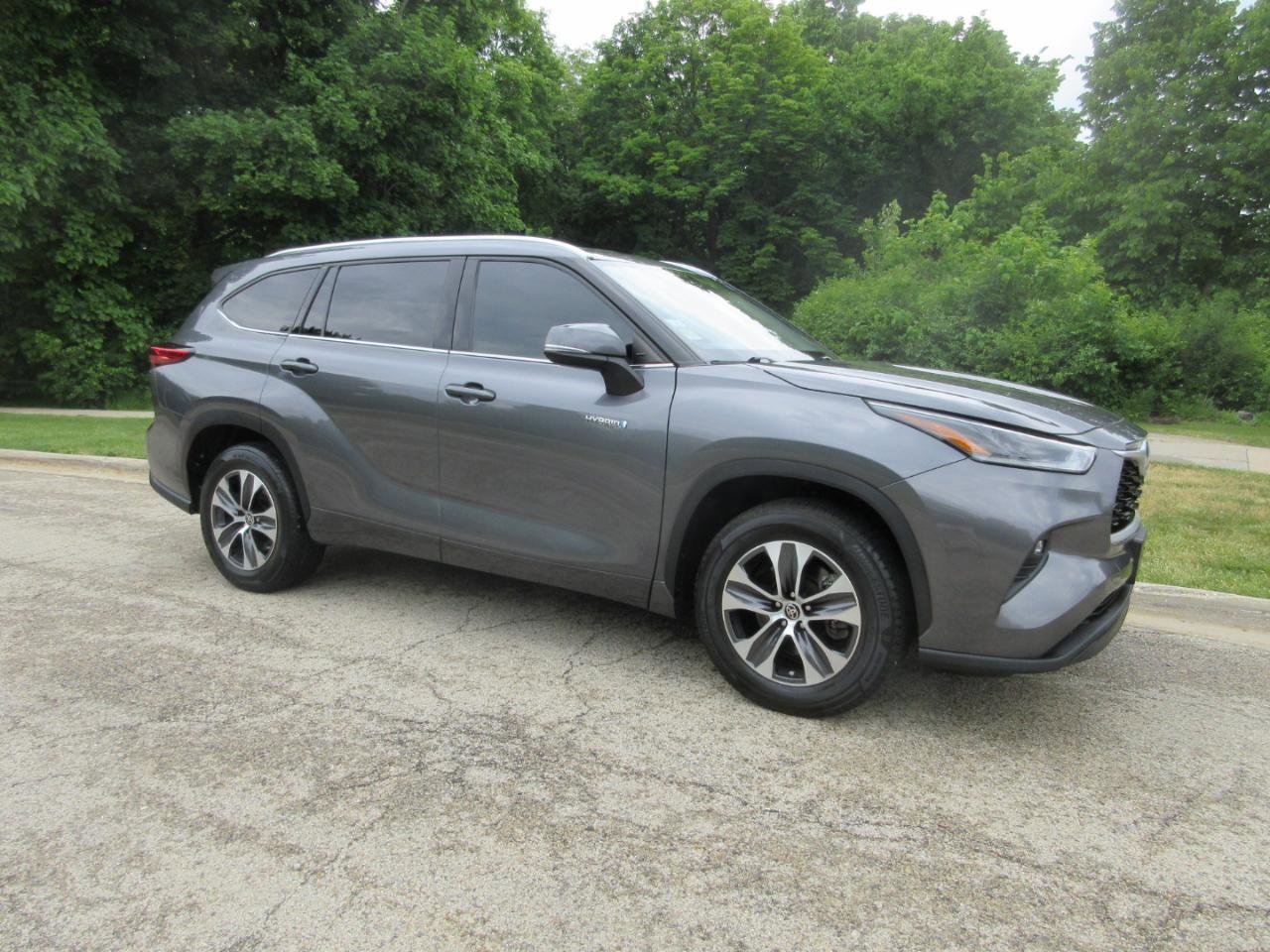 Used 2021 Toyota Highlander XLE FWD image 3