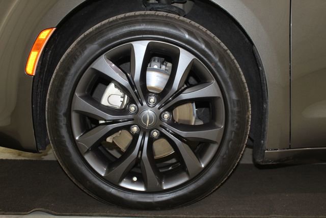 Used 2020 Chrysler Pacifica Touring w/ S Appearance Package image 26