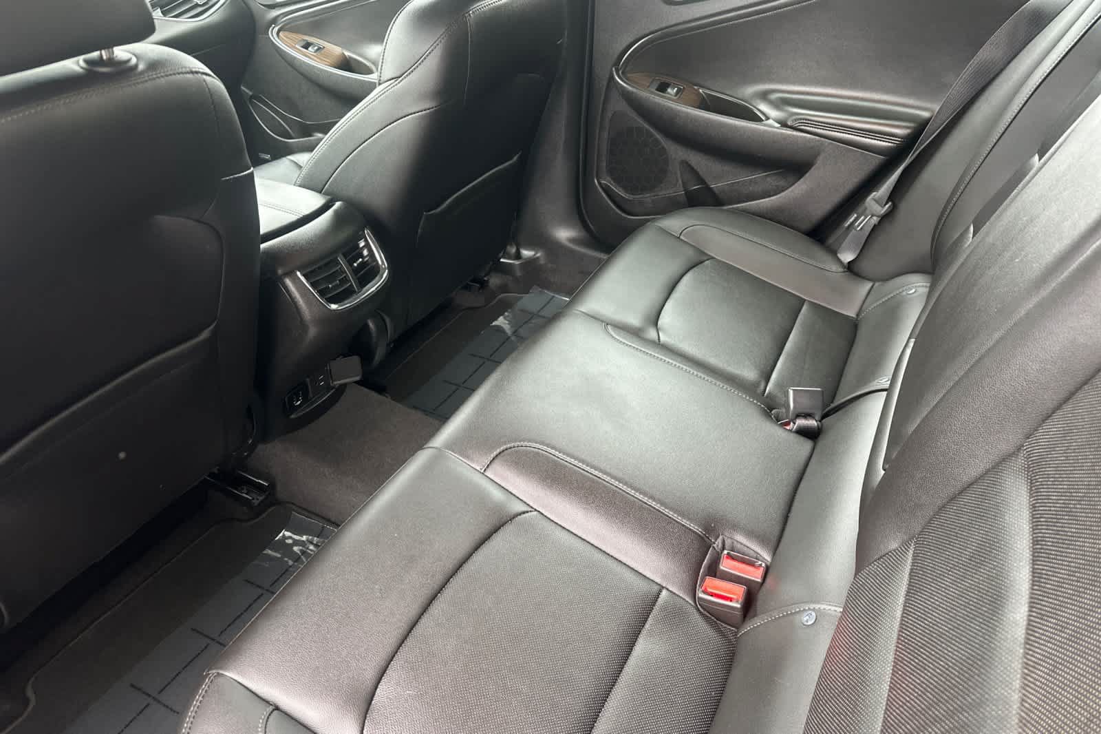 Used 2017 Chevrolet Malibu Premier w/ Premier Sun and Wheel Package FWD image 4