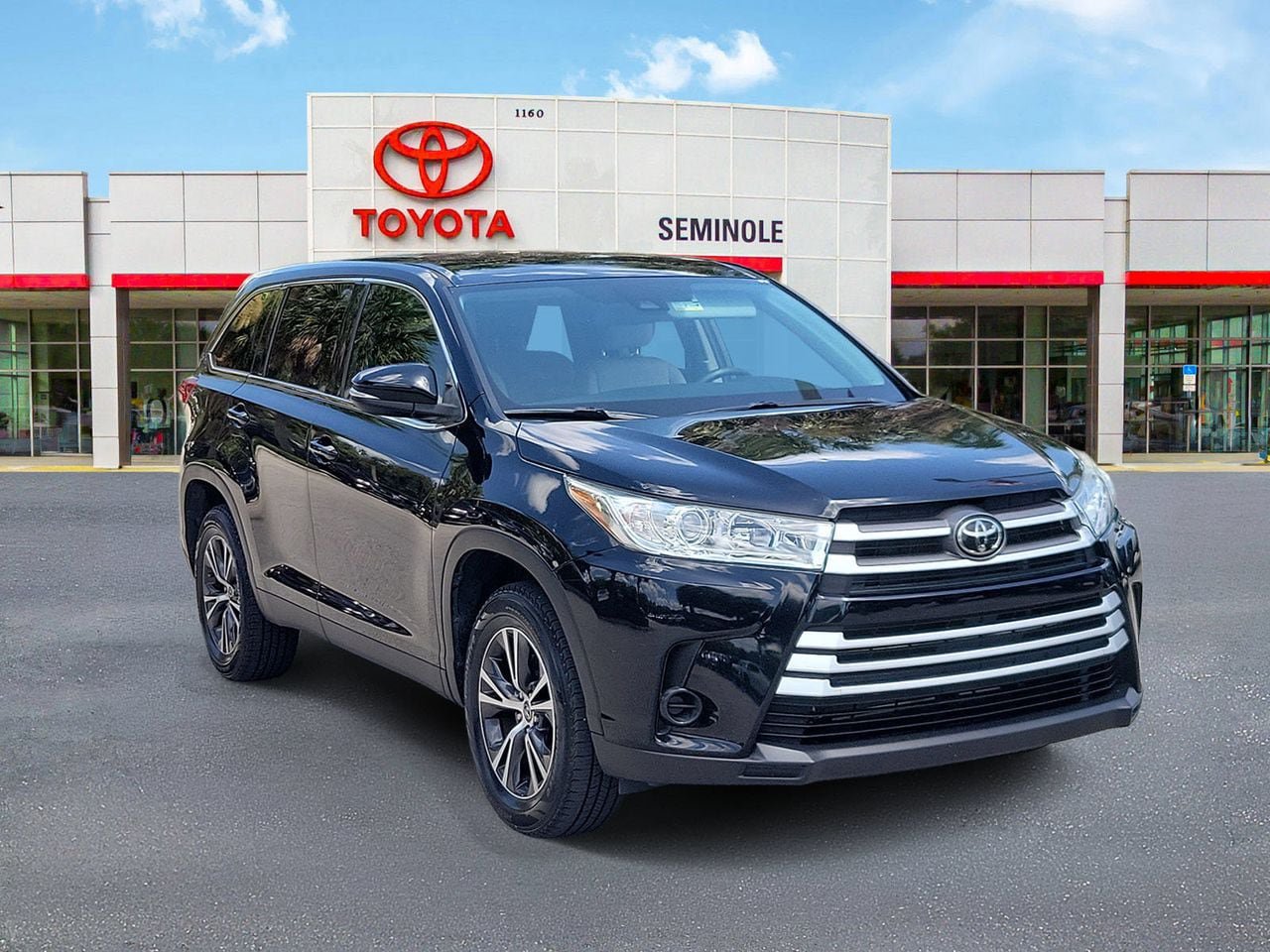 Used 2019 Toyota Highlander LE FWD image 2