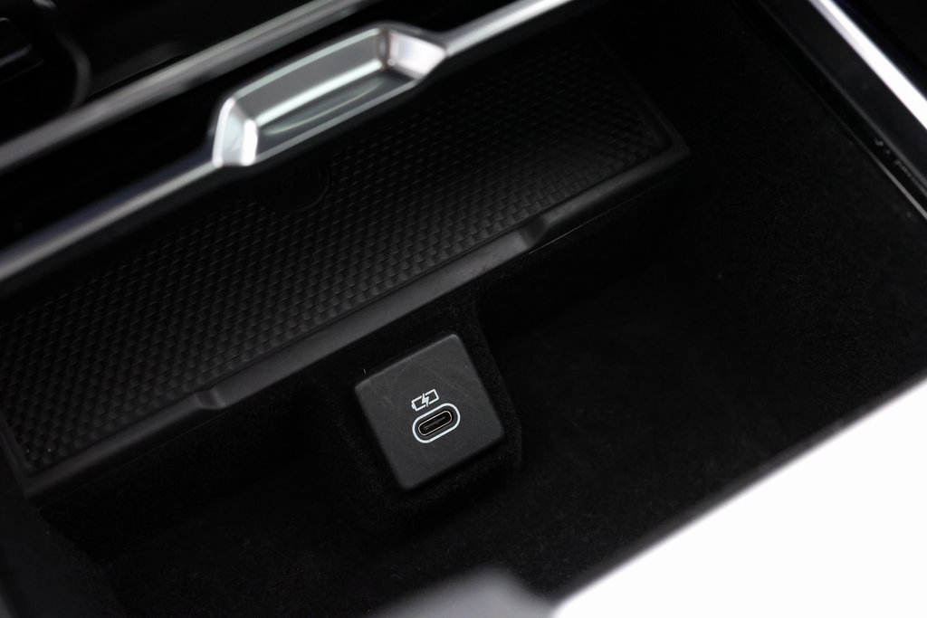 Used 2025 Land Rover Range Rover SE image 24