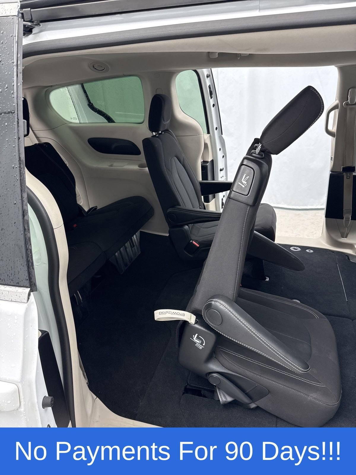 Used 2024 Chrysler Voyager LX image 32