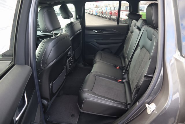 New 2025 Jeep Grand Cherokee Altitude image 16