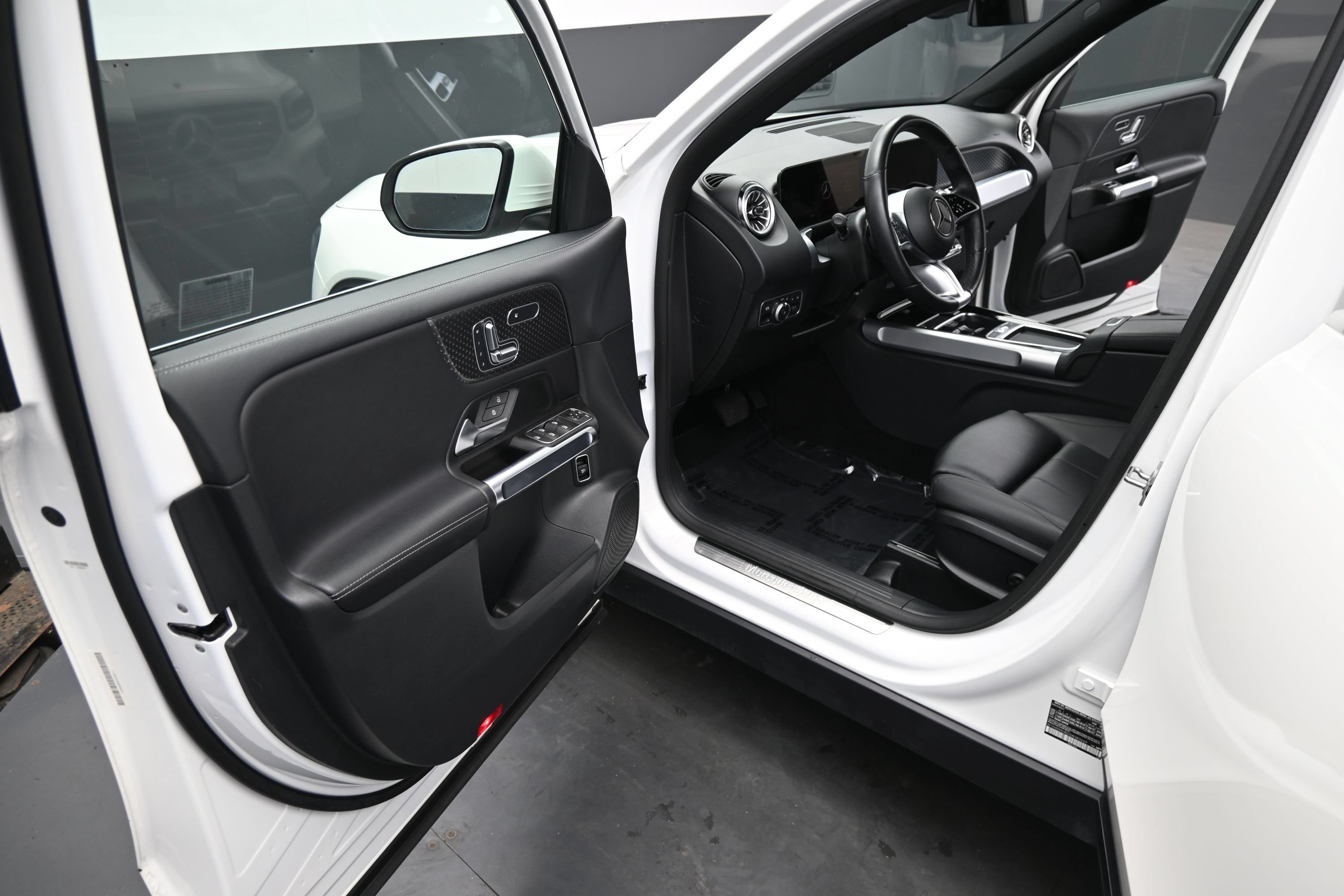 Used 2025 Mercedes-Benz GLB 250 4MATIC image 16