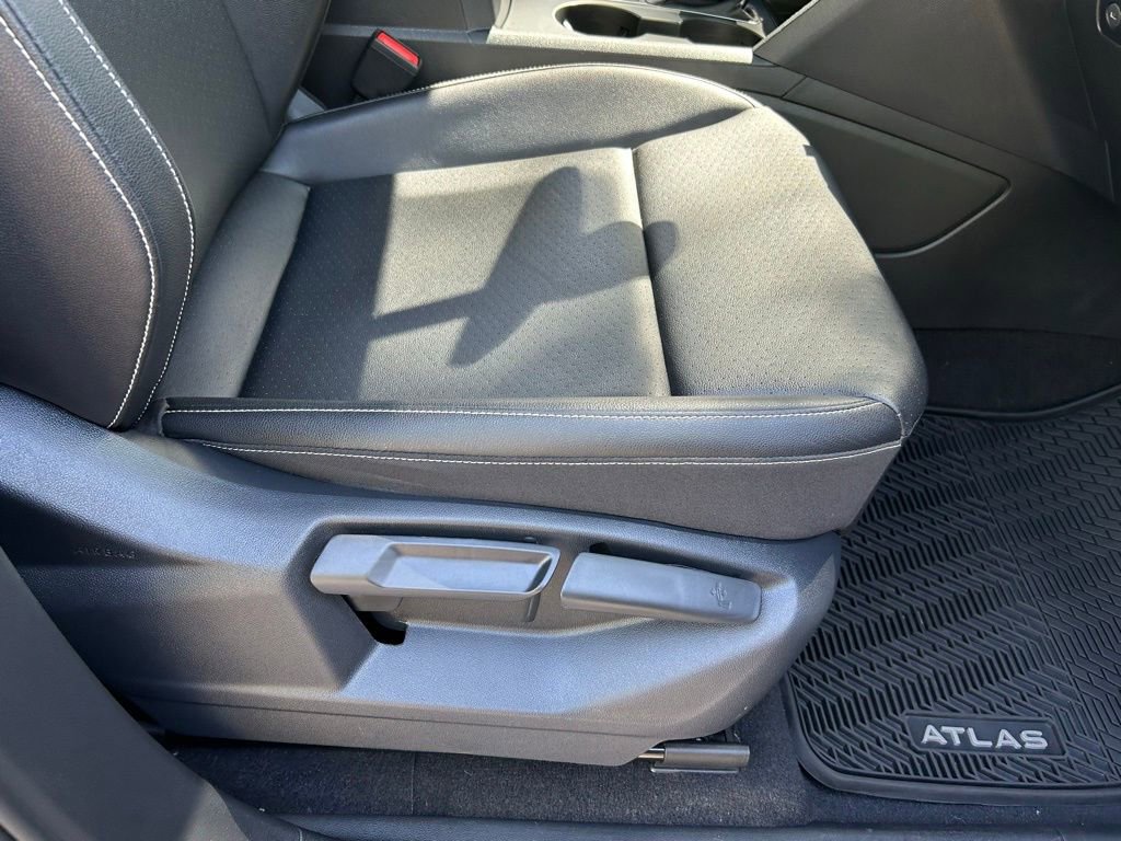 Used 2020 Volkswagen Atlas Cross Sport SE w/ Towing Package image 42