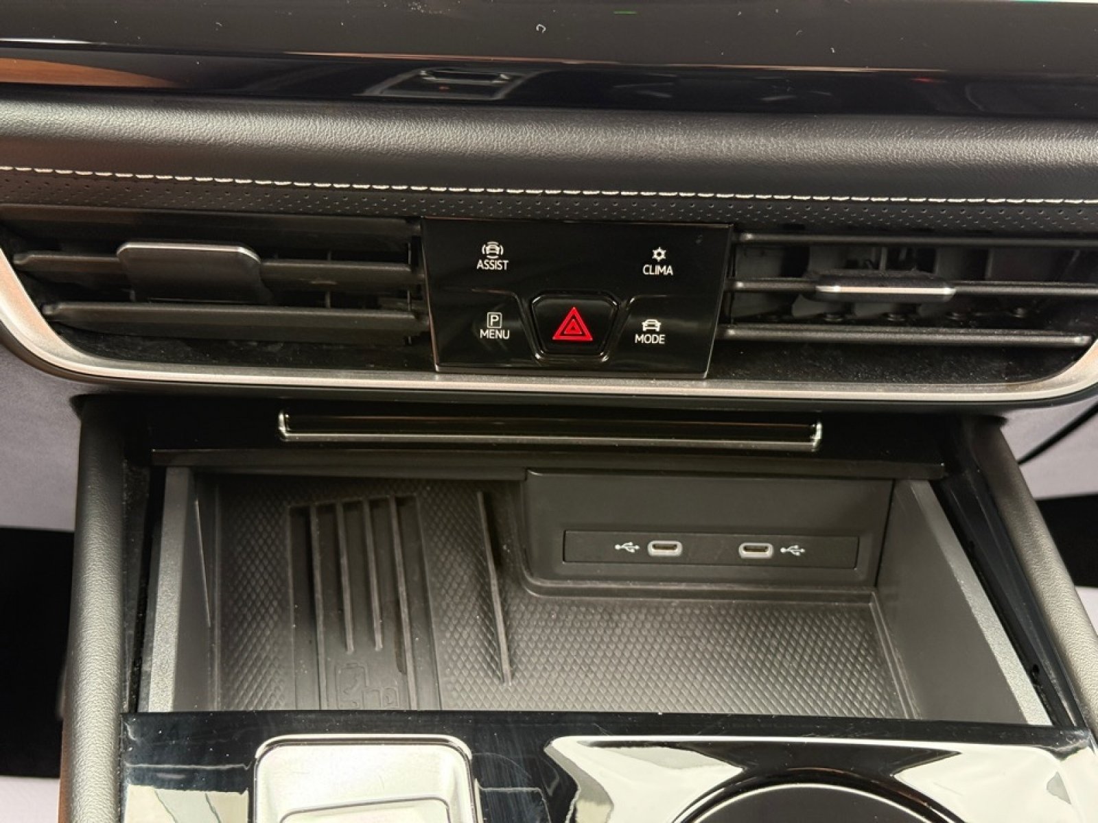 Used 2025 Volkswagen Atlas SE AWD/4WD image 17
