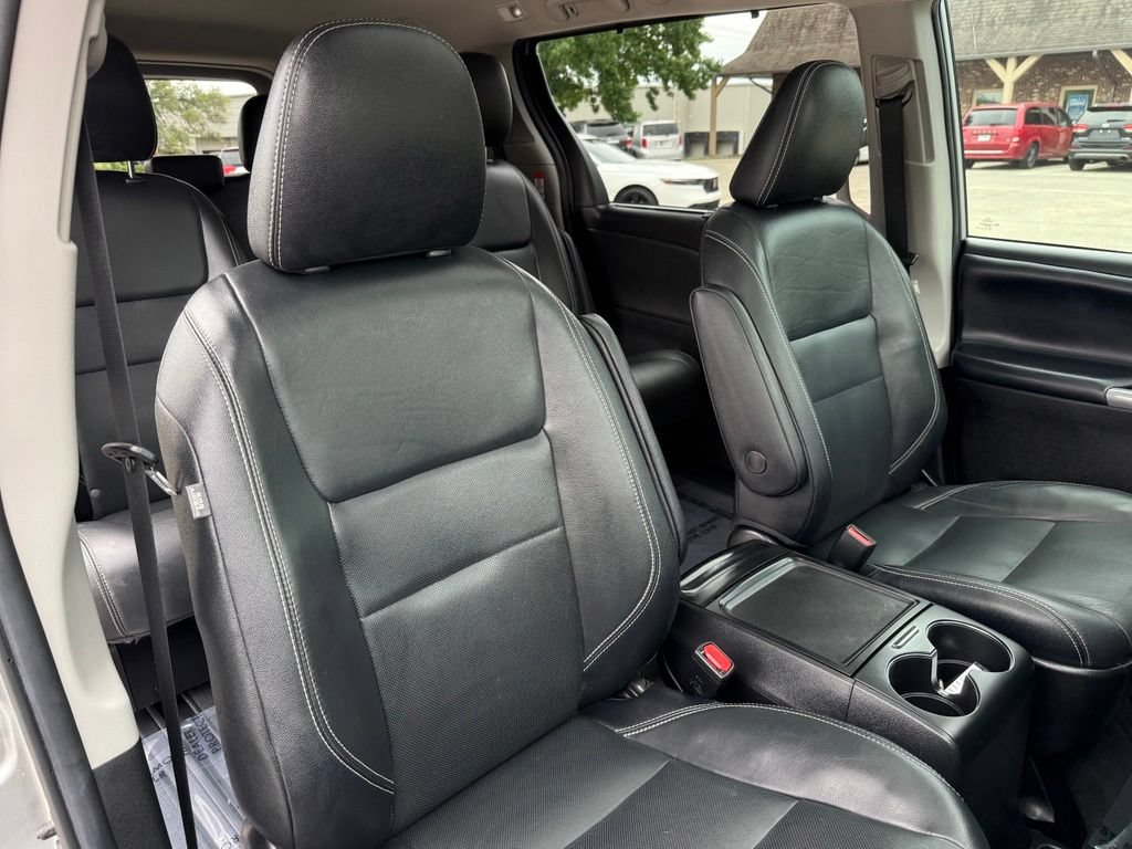 Used 2020 Toyota Sienna SE Premium w/ Nightshade Edition FWD image 27
