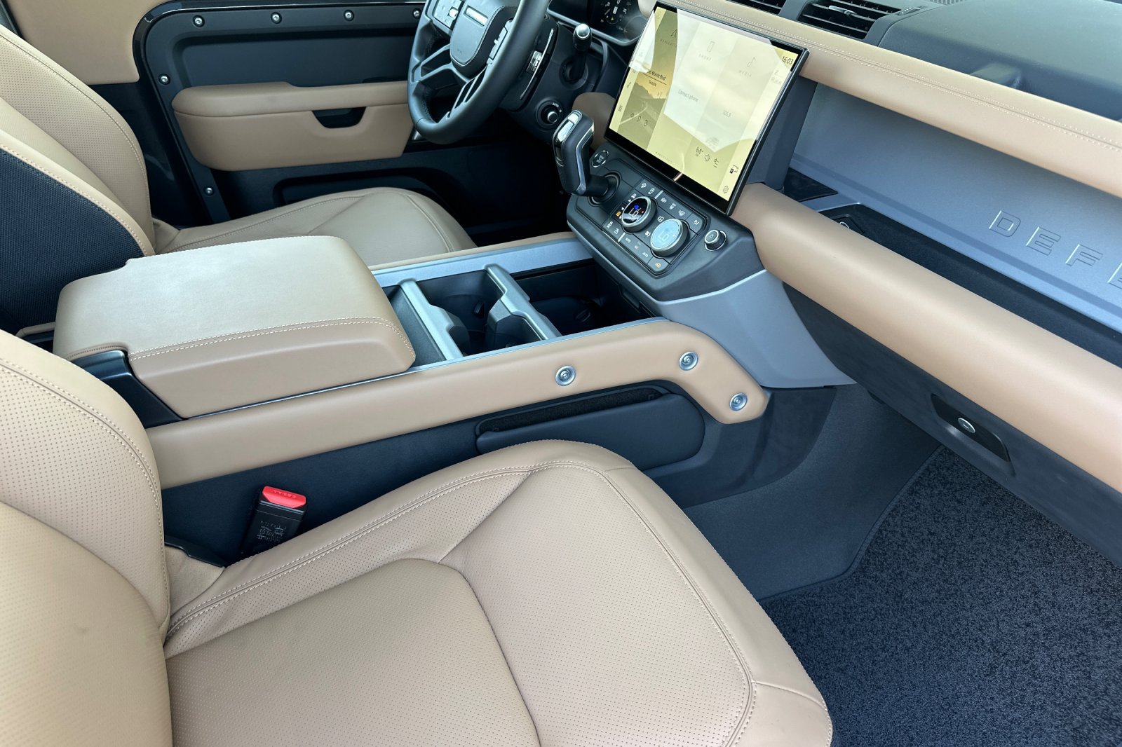 New 2026 Land Rover Defender 90 V8 AWD/4WD image 16