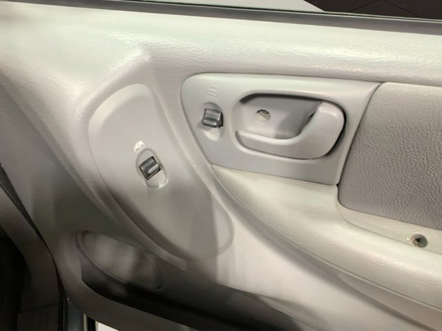 Used 2005 Chrysler Town & Country Touring image 19