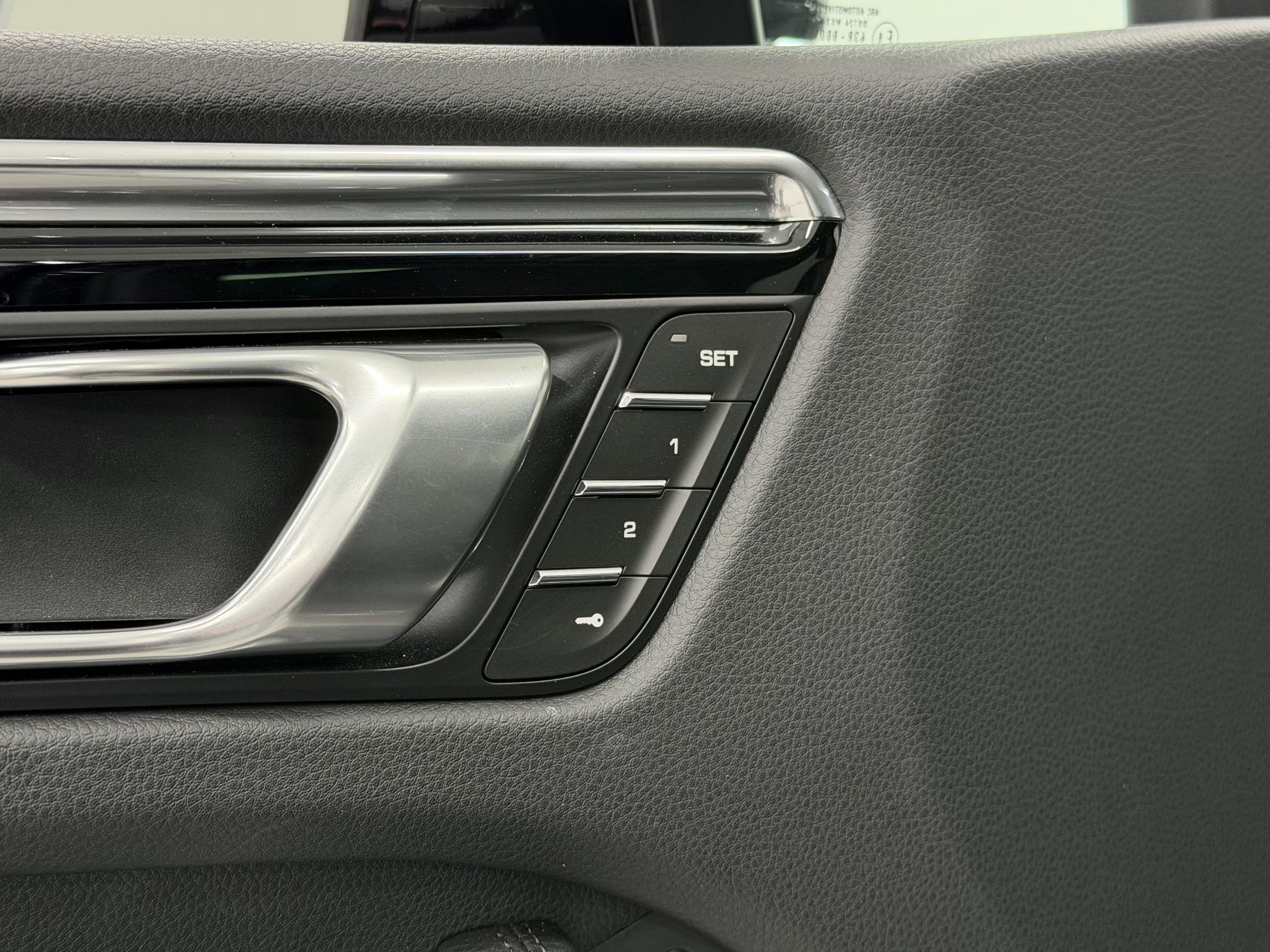 Certified 2025 Porsche Macan image 29