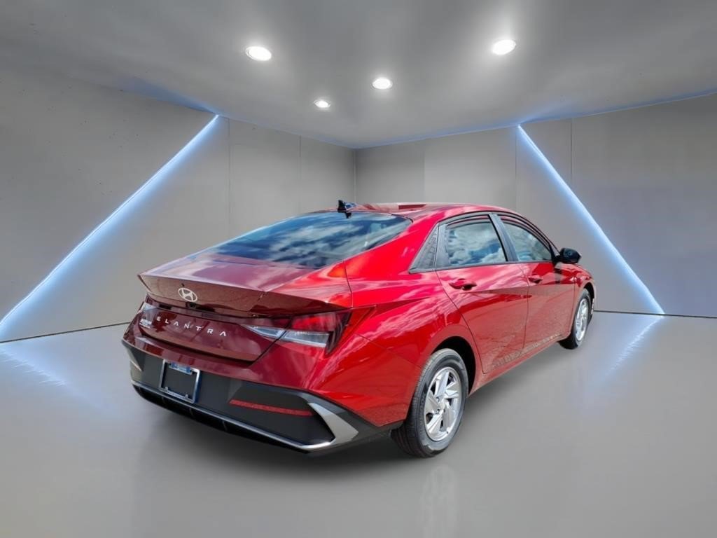 Certified 2025 Hyundai Elantra SE FWD image 3