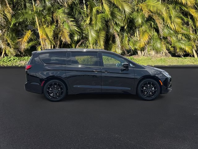 New 2027 Chrysler Pacifica Limited FWD image 3