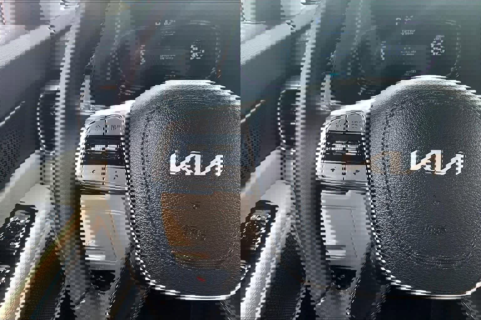 Used 2024 Kia Telluride EX w/ EX Captain's Chair Package image 23