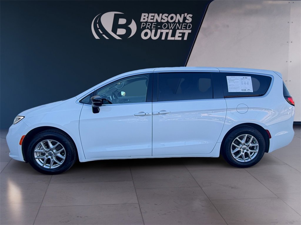 Used 2024 Chrysler Pacifica Touring-L image 2