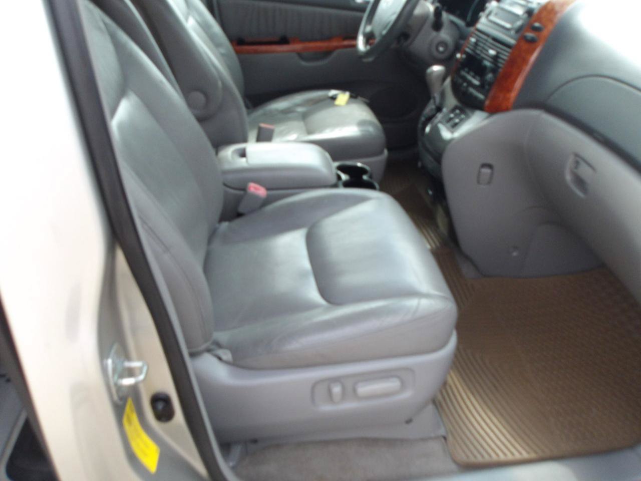 Used 2010 Toyota Sienna FWD image 9