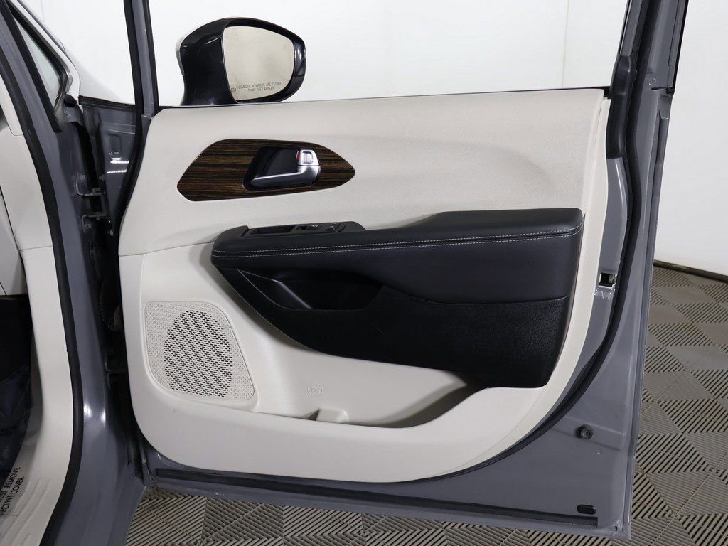 Used 2023 Chrysler Pacifica Limited image 31