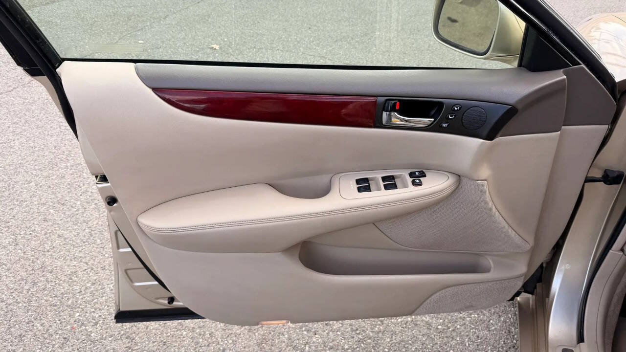 Used 2002 Lexus ES 330 w/ Premium Pkg FWD image 10