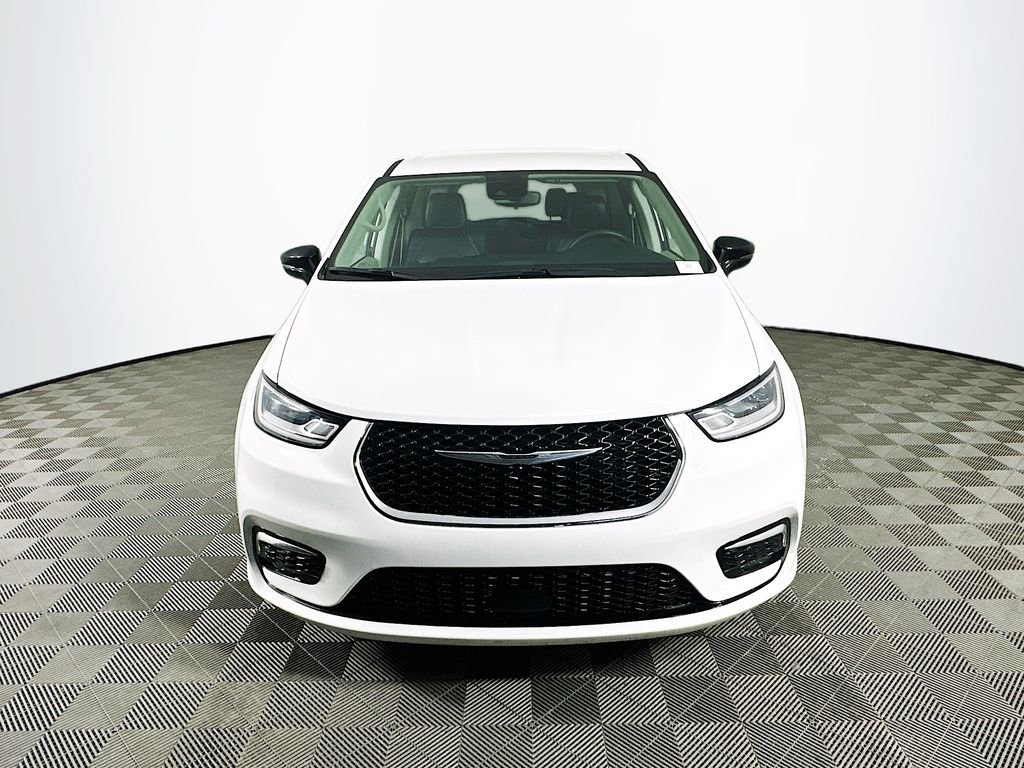 Certified 2024 Chrysler Pacifica Touring-L image 4