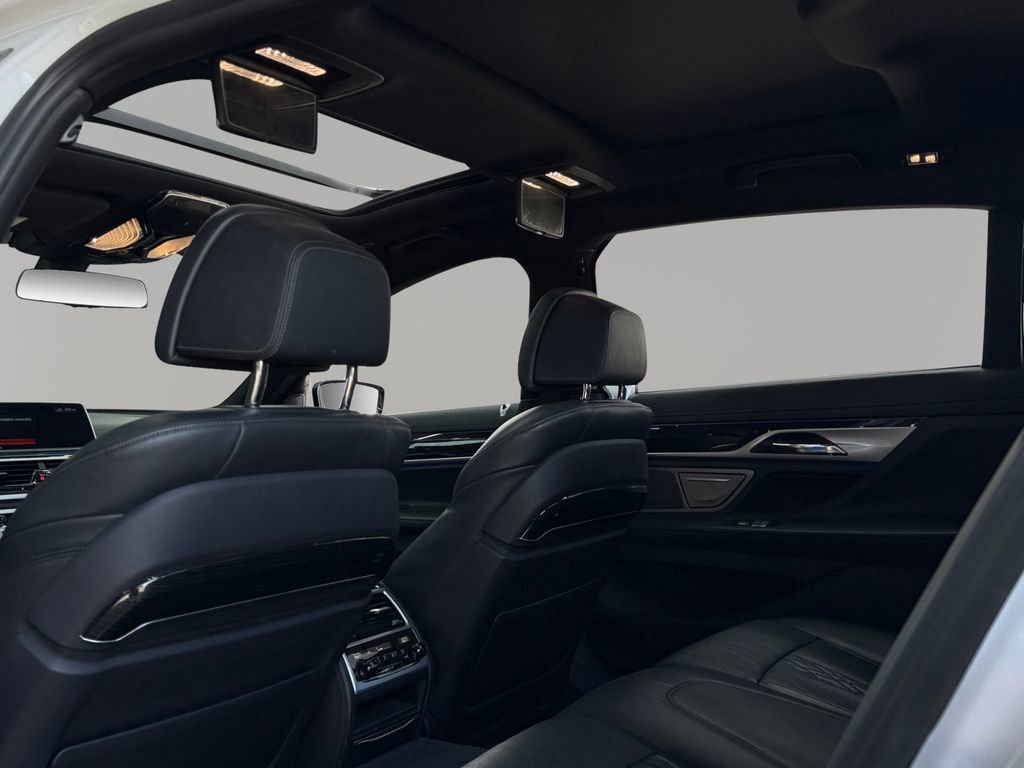 Used 2019 BMW 750i image 24
