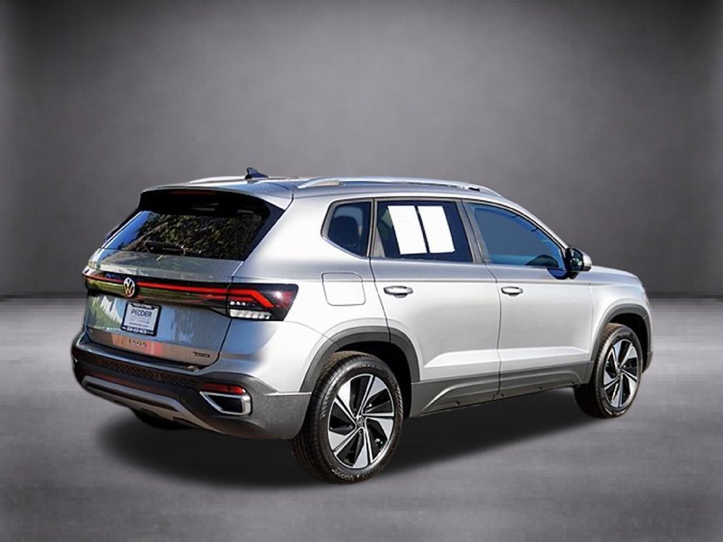 Used 2025 Volkswagen Taos SE AWD/4WD image 4