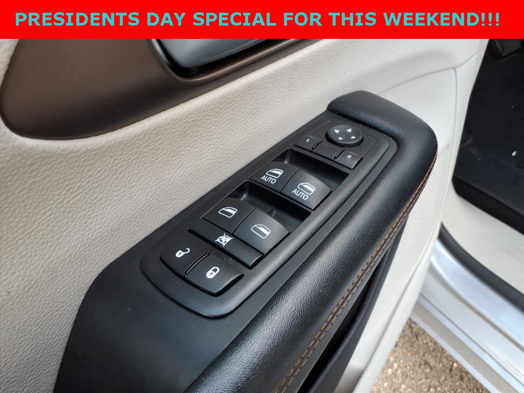 Used 2017 Chrysler Pacifica Touring image 15