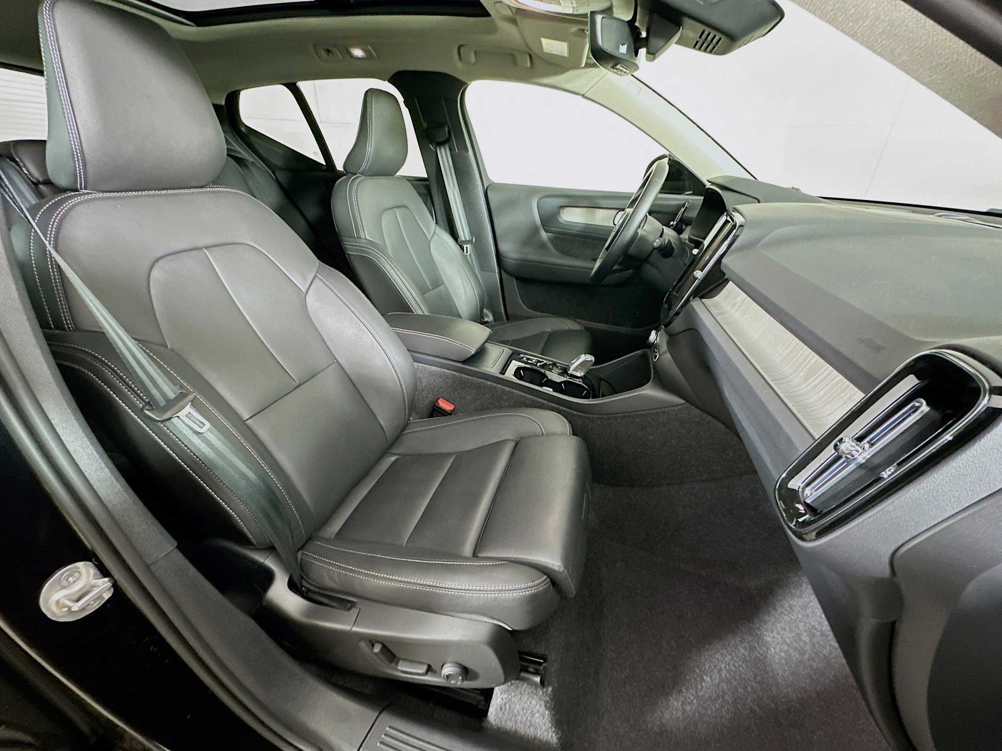 Used 2025 Volvo XC40 B5 Plus image 31