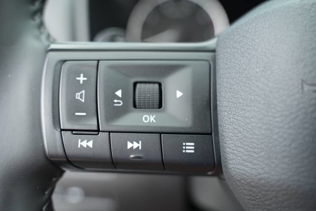 Used 2025 Nissan Rogue SV FWD image 32