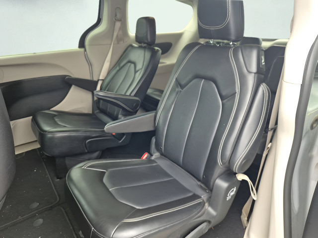 Used 2024 Chrysler Pacifica Touring-L FWD image 3