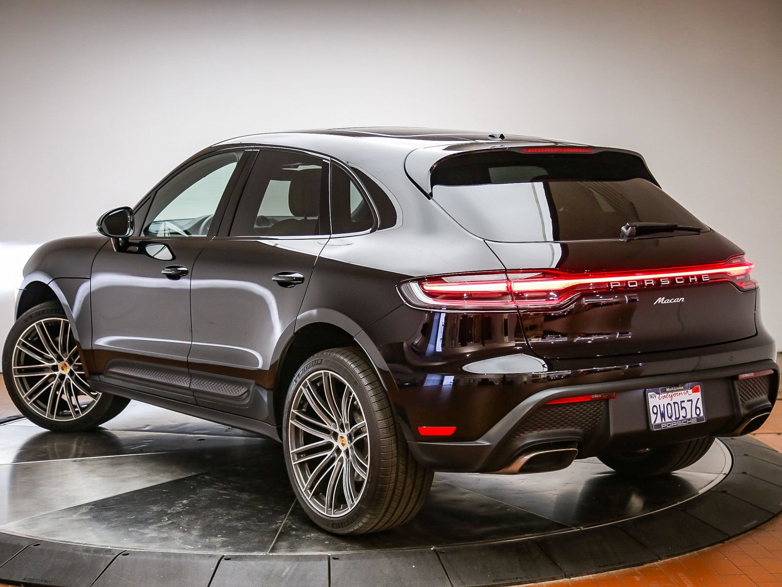 Certified 2026 Porsche Macan AWD/4WD image 5