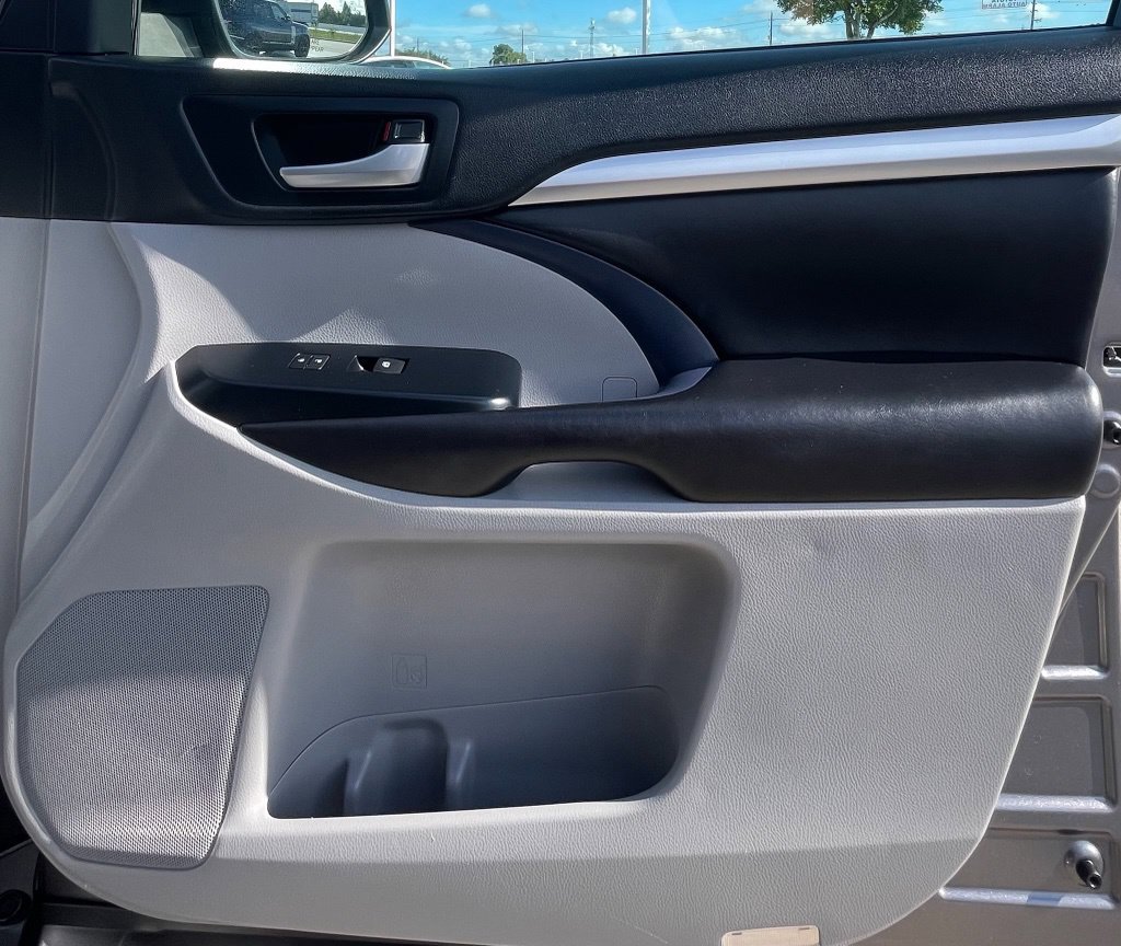 Used 2017 Toyota Highlander XLE FWD image 35